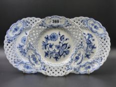 A SET OF FOUR MEISSEN ONION PATTERN BLUE AND WHITE RIBBON PLATES DIA. 20cms AND A HEREND CACHE POT