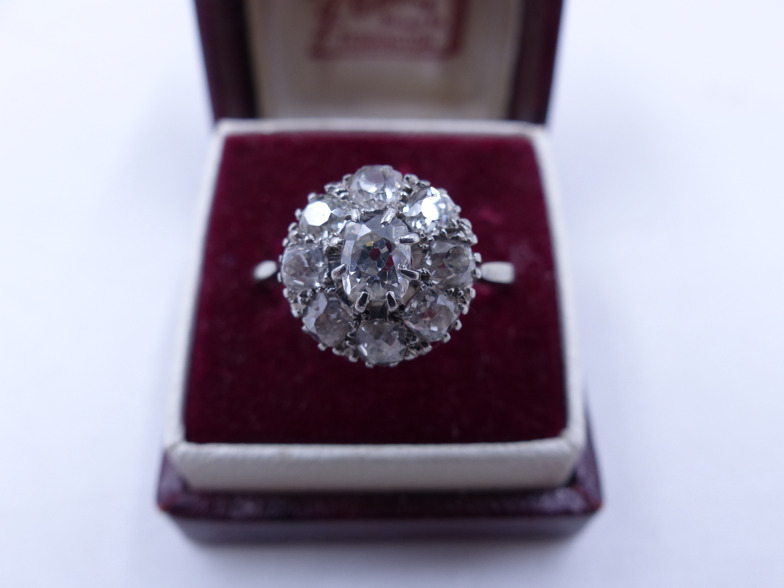AN OLD CUT DIAMOND CLUSTER RING IN A WHITE METAL SETTING (TESTED AS WHITE GOLD). THE CENTRAL DIAMOND - Image 4 of 11