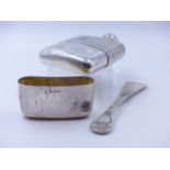 AN EDWARDIAN PLAIN BODIED STERLING SILVER HIP FLASK WITH DETACHABLE DRINKING CUP, AND A HINGED