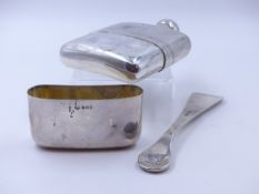 AN EDWARDIAN PLAIN BODIED STERLING SILVER HIP FLASK WITH DETACHABLE DRINKING CUP, AND A HINGED