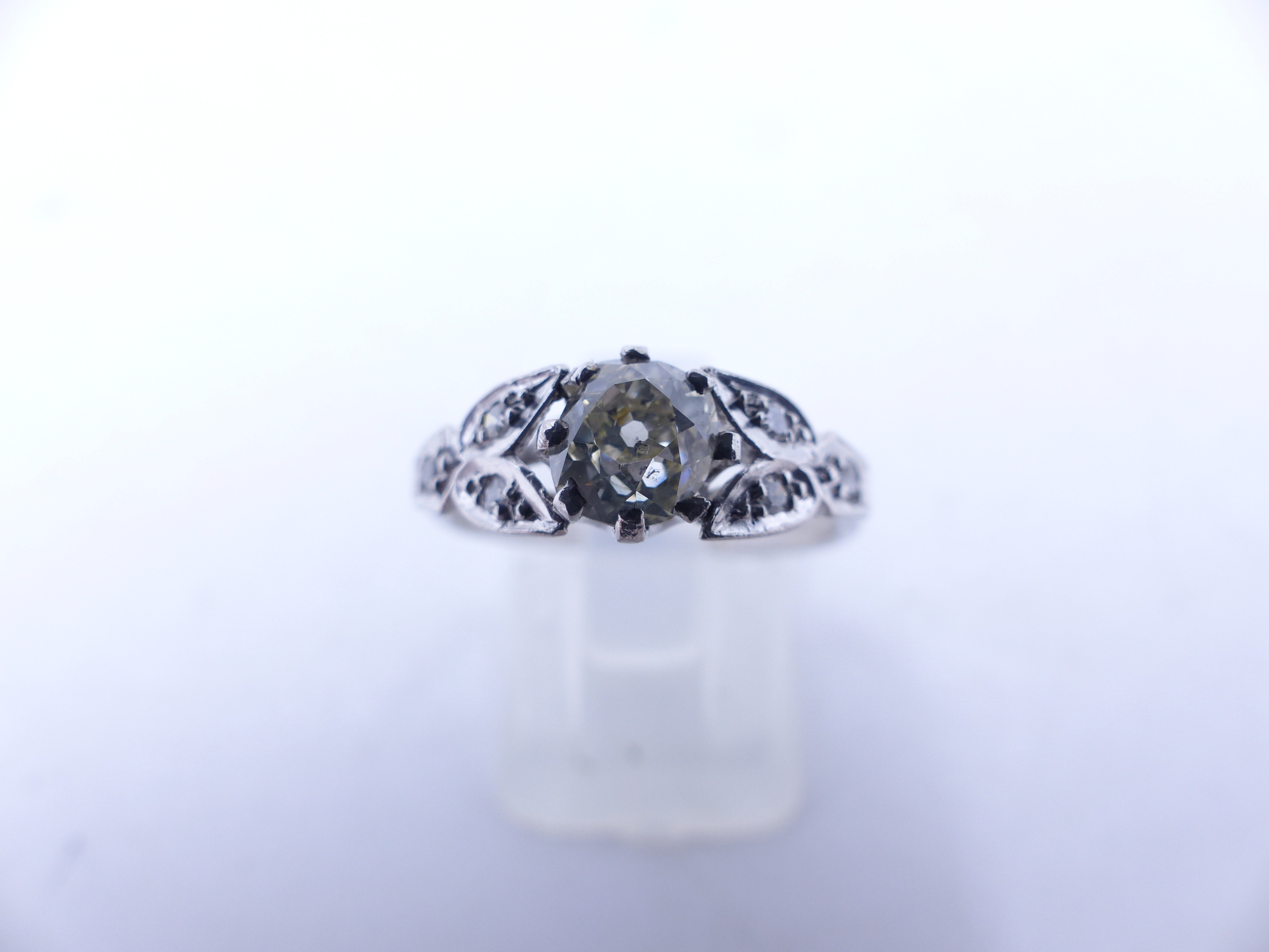 AN 18ct STAMPED OLD CUT DIAMOND RING. THE CENTRAL OLD CUT DIAMOND IS HELD IN AN EIGHT CLAW SETTING - Image 3 of 14