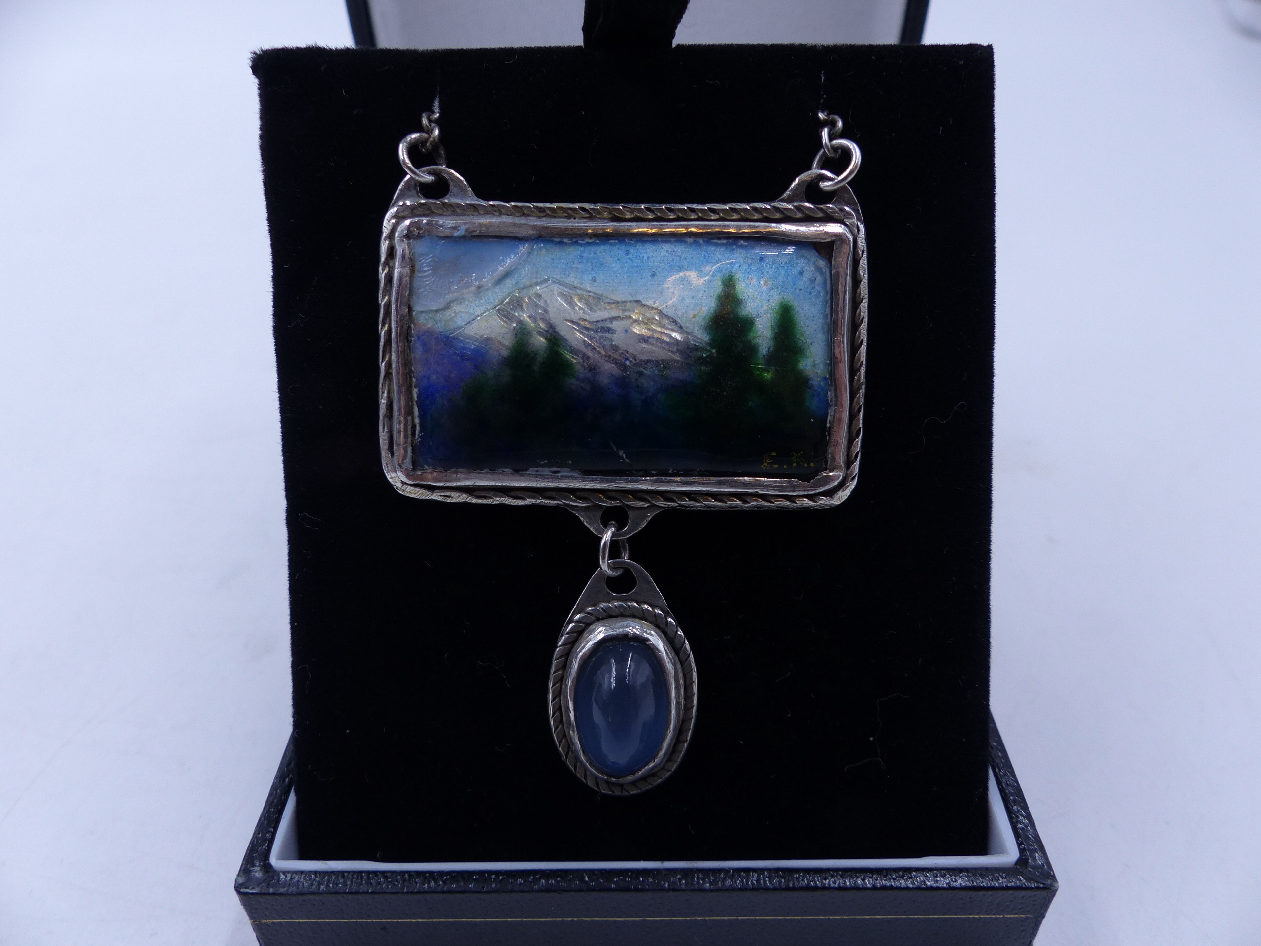 AN ARTS AND CRAFTS STYLE ENAMELLED PENDANT, THE CENTRAL RECTANGLE ENAMEL IS A MOUNTAIN LANDSCAPE - Image 2 of 15