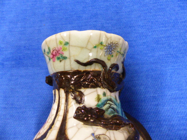 A PAIR OF CHINESE FAMILLE ROSE WARRIOR DECORATED CRACKLE GLAZE VASES WITH APPLIED DRAGON COLLARS AND - Image 41 of 48