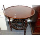 AN ARTS AND CRAFTS STYLE MAHOGANY OCCASIONAL TABLE WITH REVOLVING TOP.