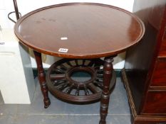 AN ARTS AND CRAFTS STYLE MAHOGANY OCCASIONAL TABLE WITH REVOLVING TOP.