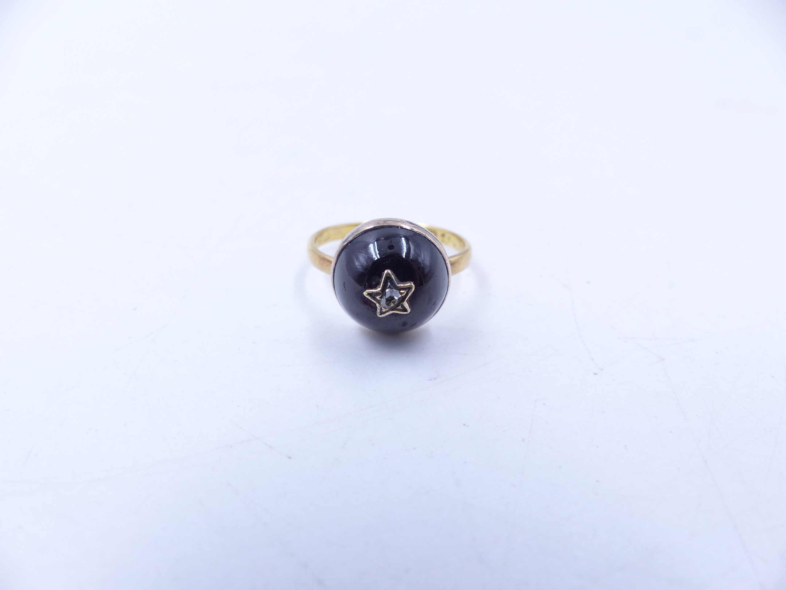 AN ANTIQUE 22ct YELLOW GOLD CABOCHON GARNET AND OLD CUT DIAMOND STAR BURST RING. FINGER SIZE J. - Image 8 of 9