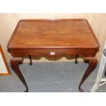 A 19th.C.MAHOGANY SILVER TABLE ON SLENDER CABRIOLE LEGS. W.72cms.