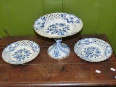 A MEISSEN ONION PATTERN COMPORT WITH PIERCED BORDER Dia.29cms AND A PAIR OF SIMILAR PLATES, ALL WITH