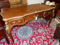 A FRENCH LOUIS XV STYLE ORMOLU MOUNTED SERPENTINE FORM WRITING TABLE WITH THREE APRON DRAWERS. H.