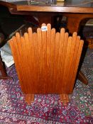 AN INTERESTING ART DECO OAK SLATTED FIRE SCREEN.