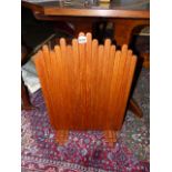 AN INTERESTING ART DECO OAK SLATTED FIRE SCREEN.