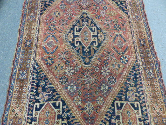 AN ANTIQUE PERSIAN QASHQAI RUG. 192 x 125cms. - Image 3 of 6