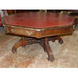 A LARGE VICTORIAN OAK OCTAGONAL LIBRARY TABLE ON FOUR COLUMN SUPPORTS AND SPLAY FEET WITH LEATHER