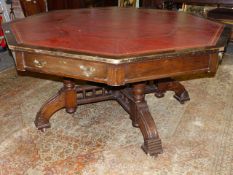 A LARGE VICTORIAN OAK OCTAGONAL LIBRARY TABLE ON FOUR COLUMN SUPPORTS AND SPLAY FEET WITH LEATHER