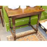 AN 18th.C.OAK SIDE TABLE WITH BOBBIN TURNED LEGS AND STRETCHER BASE. W.80cms.