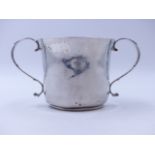AN 18th CENTURY SILVER LOVING CUP WITH SCROLL DESIGN HANDLES, PROBABLY CHANNEL ISLANDS BEARING A