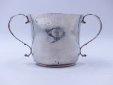 AN 18th CENTURY SILVER LOVING CUP WITH SCROLL DESIGN HANDLES, PROBABLY CHANNEL ISLANDS BEARING A