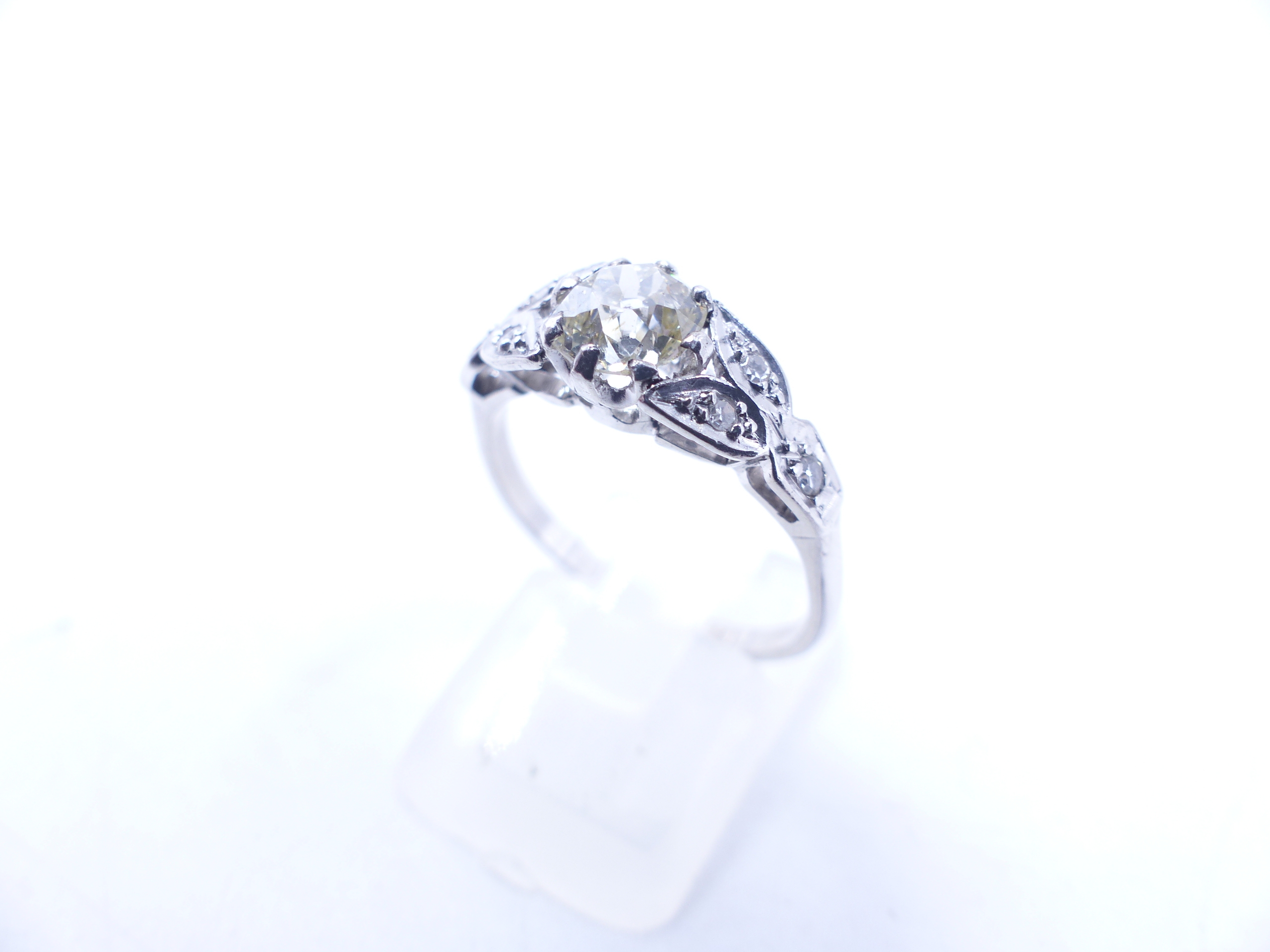AN 18ct STAMPED OLD CUT DIAMOND RING. THE CENTRAL OLD CUT DIAMOND IS HELD IN AN EIGHT CLAW SETTING - Image 4 of 14