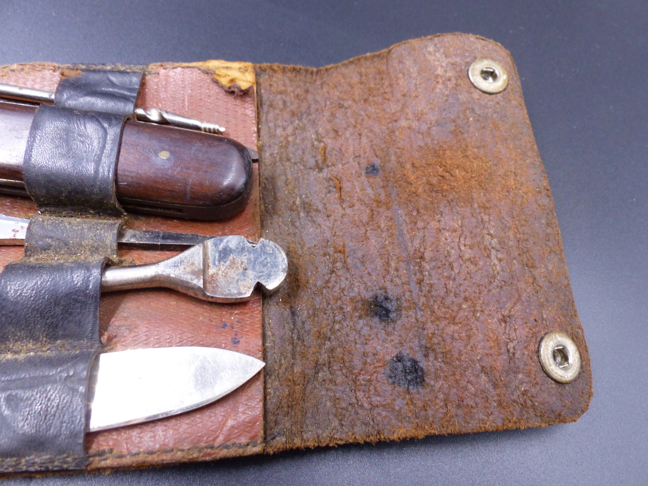 A BONZA TYPE LEATHER CASED TOOL KIT CONTAINING VARIOUS TOOLS AND IMPLEMENTS. - Image 6 of 9