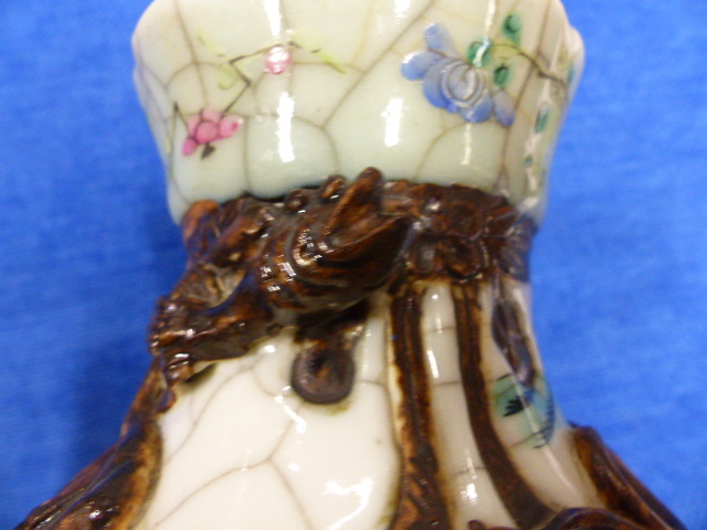 A PAIR OF CHINESE FAMILLE ROSE WARRIOR DECORATED CRACKLE GLAZE VASES WITH APPLIED DRAGON COLLARS AND - Image 24 of 48