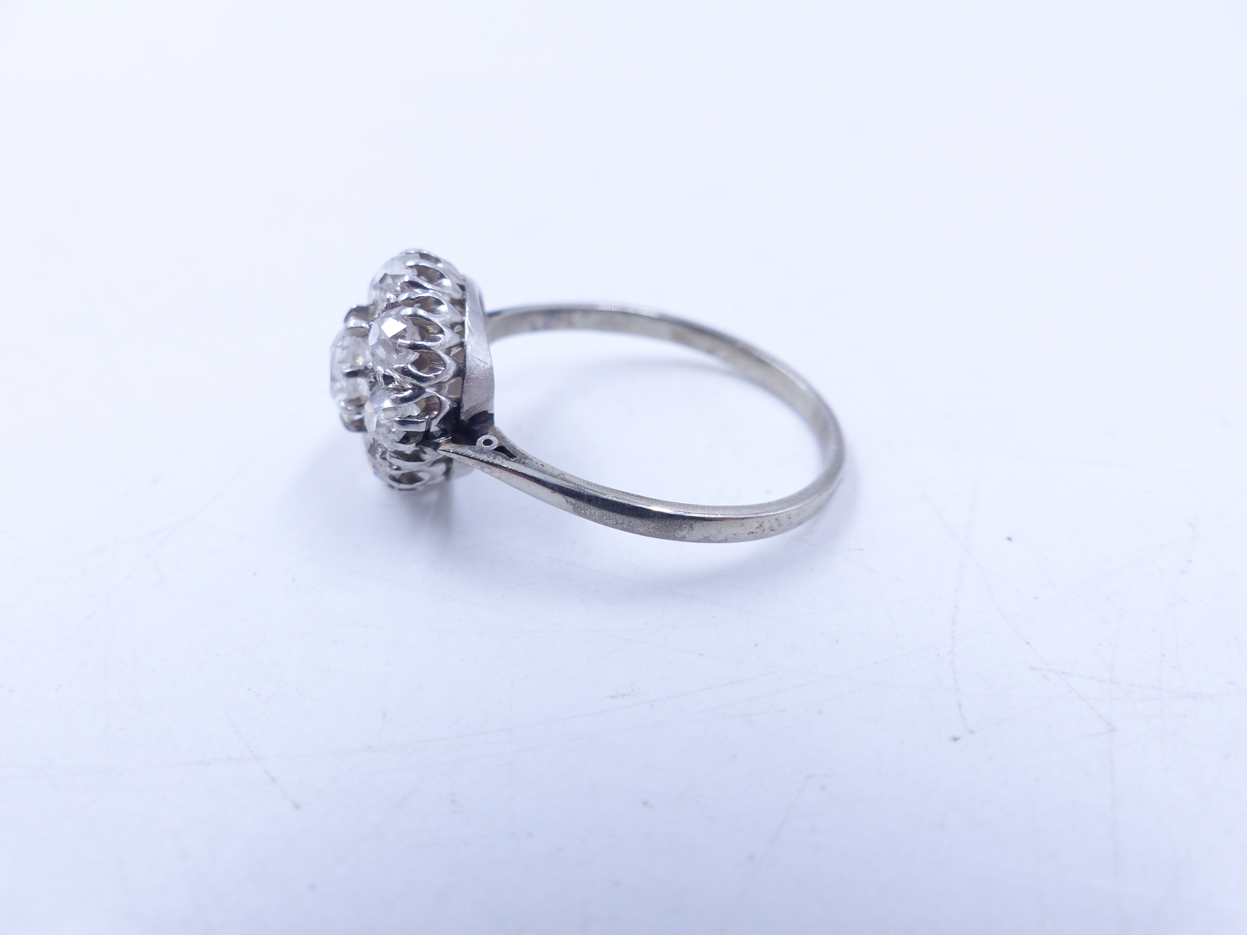 AN OLD CUT DIAMOND CLUSTER RING IN A WHITE METAL SETTING (TESTED AS WHITE GOLD). THE CENTRAL DIAMOND - Image 8 of 11