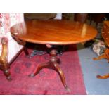 AN EARLY 19th.C.MAHOGANY TILT TOP OCCASIONAL TABLE ON SHAPED TRIPOD SUPPORT. Dia 88cms.