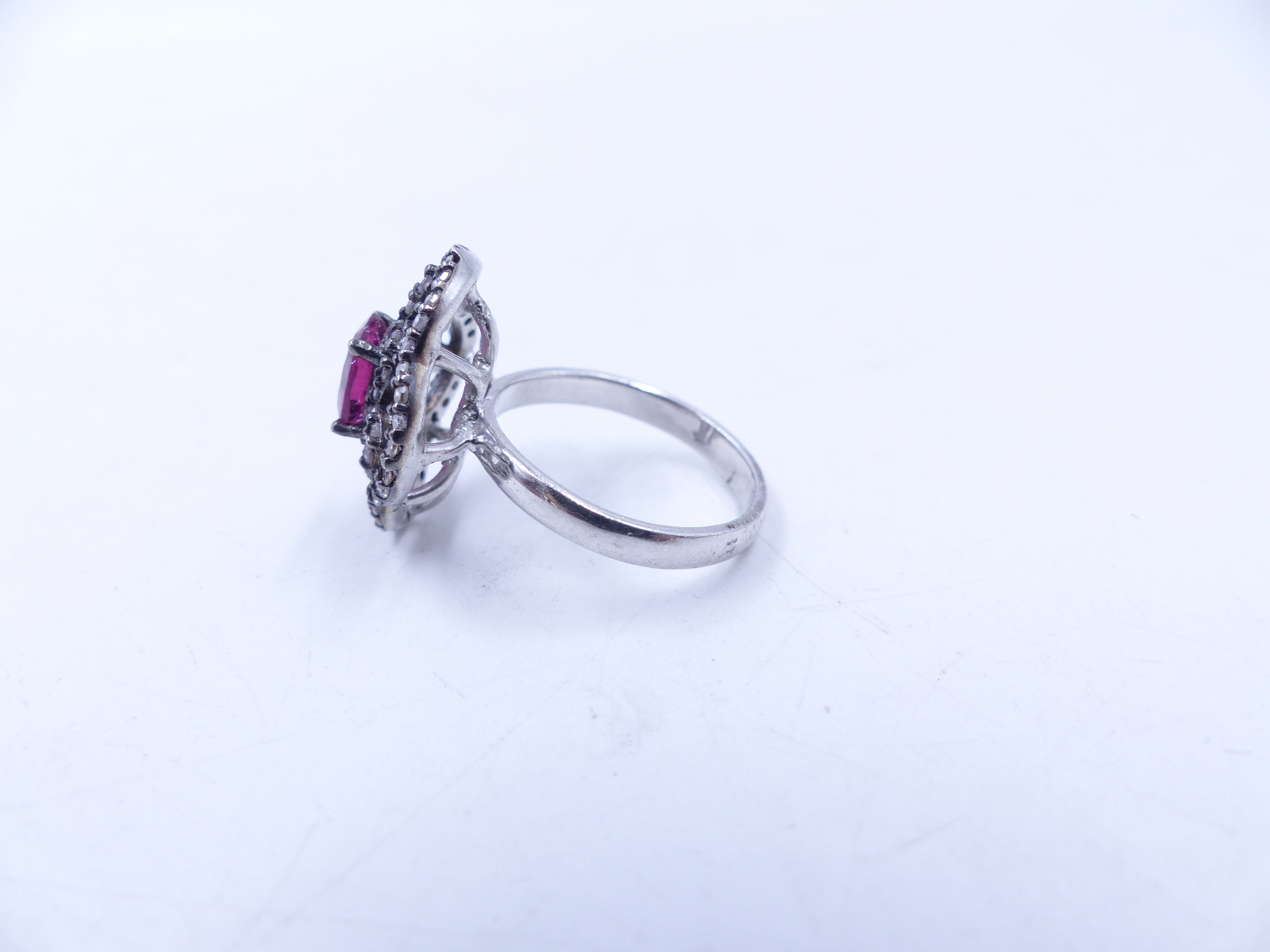 A PINK TOURMALINE AND DIAMOND OPEN WORK FILIGREE RING SET IN A WHITE METAL MOUNT,THE CENTRAL PINK - Image 4 of 17