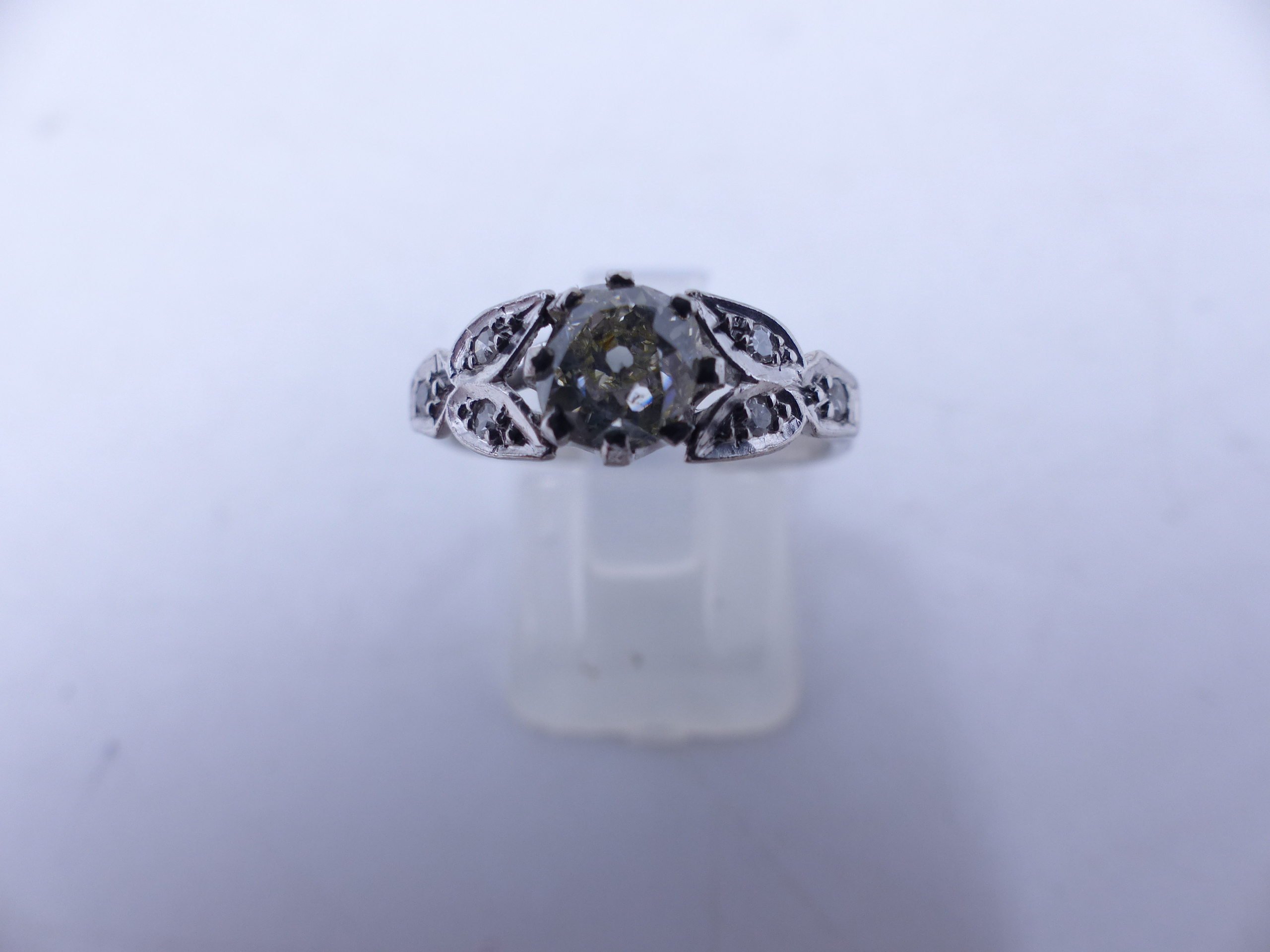 AN 18ct STAMPED OLD CUT DIAMOND RING. THE CENTRAL OLD CUT DIAMOND IS HELD IN AN EIGHT CLAW SETTING - Image 2 of 14