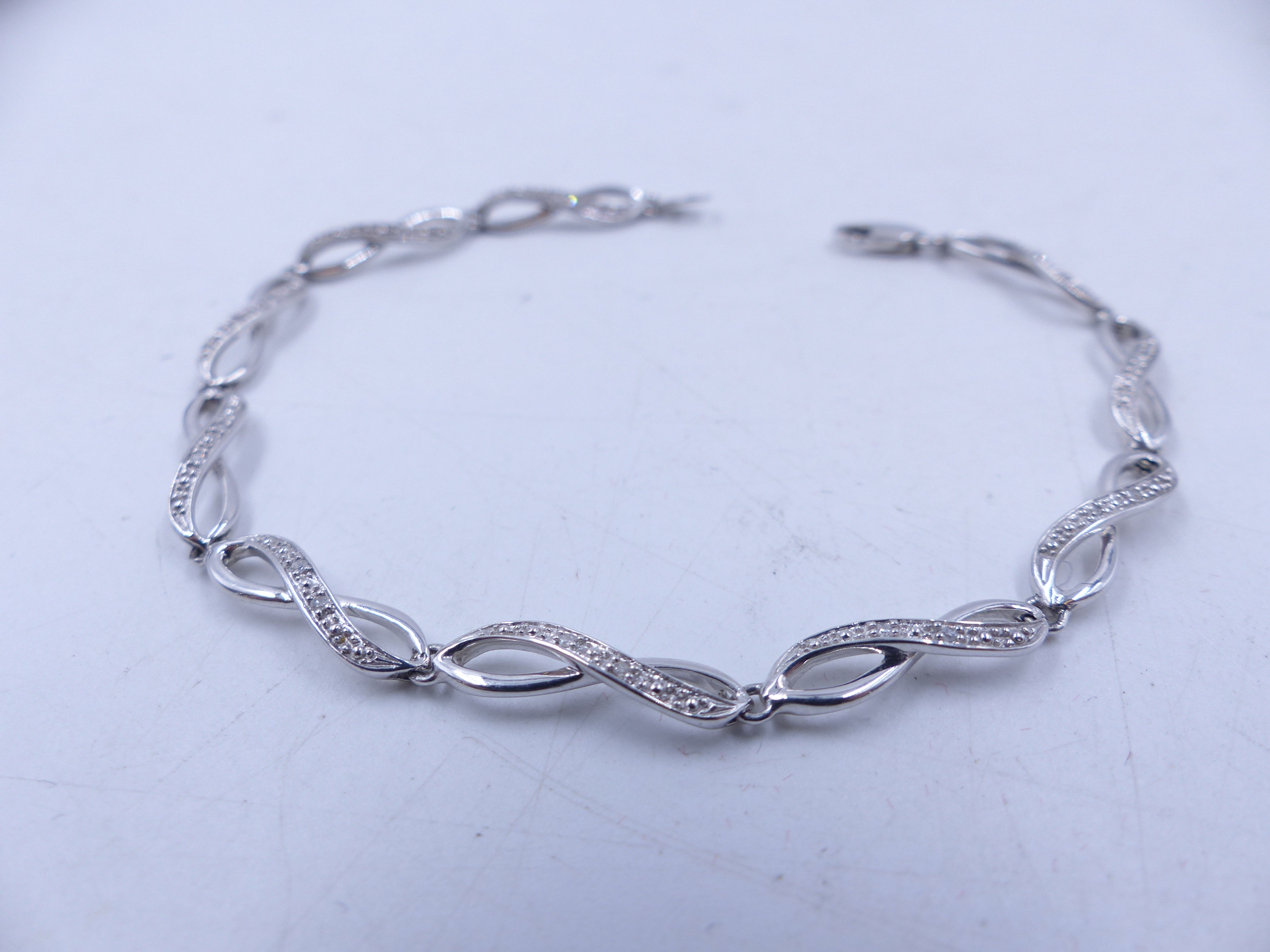 A SELECTION OF 9ct WHITE GOLD DIAMOND SET JEWELLERY TO INCLUDE A DIAMOND BRACELET, DIAMOND HOOPS AND - Image 11 of 11