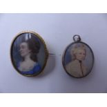 AN ANTIQUE YELLOW METAL MOUNTED OVAL BROOCH, DEPICTING A WATERCOLOUR PORTRAIT MINIATURE OF A LADY IN