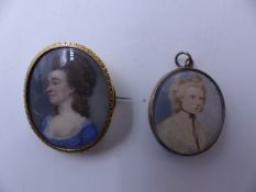 AN ANTIQUE YELLOW METAL MOUNTED OVAL BROOCH, DEPICTING A WATERCOLOUR PORTRAIT MINIATURE OF A LADY IN