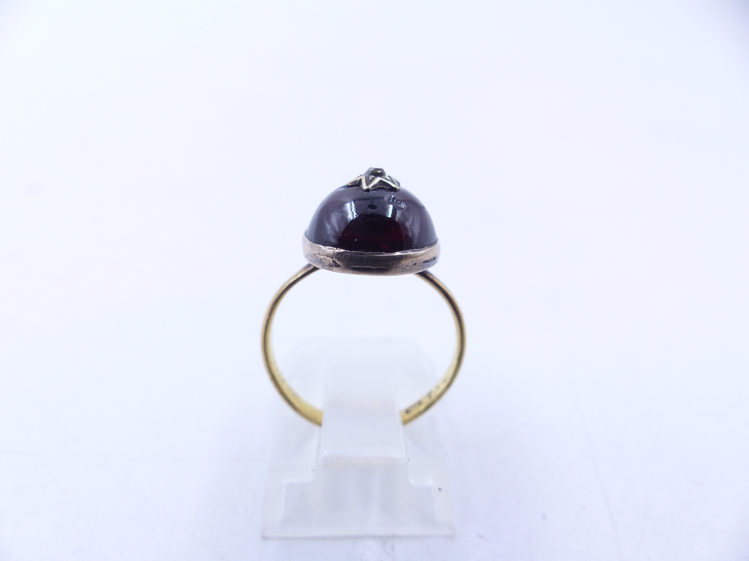 AN ANTIQUE 22ct YELLOW GOLD CABOCHON GARNET AND OLD CUT DIAMOND STAR BURST RING. FINGER SIZE J. - Image 4 of 9