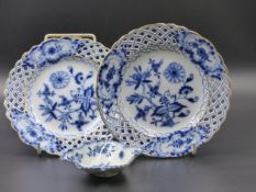 A WORCESTER BLUE AND WHITE PICKLE DISH AND TWO MEISSEN ONION PATTERN RIBBON PLATES. DIA.15cms. (3)