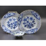 A WORCESTER BLUE AND WHITE PICKLE DISH AND TWO MEISSEN ONION PATTERN RIBBON PLATES. DIA.15cms. (3)