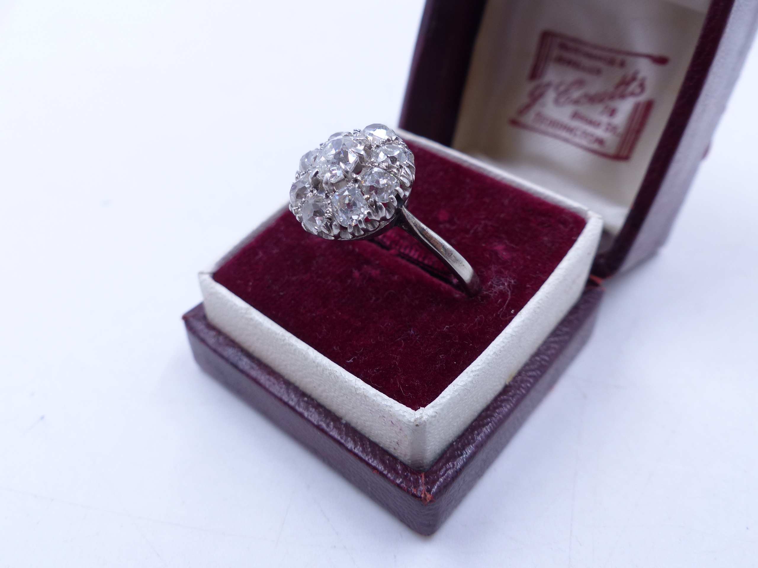 AN OLD CUT DIAMOND CLUSTER RING IN A WHITE METAL SETTING (TESTED AS WHITE GOLD). THE CENTRAL DIAMOND - Image 10 of 11