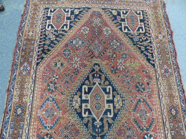 AN ANTIQUE PERSIAN QASHQAI RUG. 192 x 125cms. - Image 4 of 6