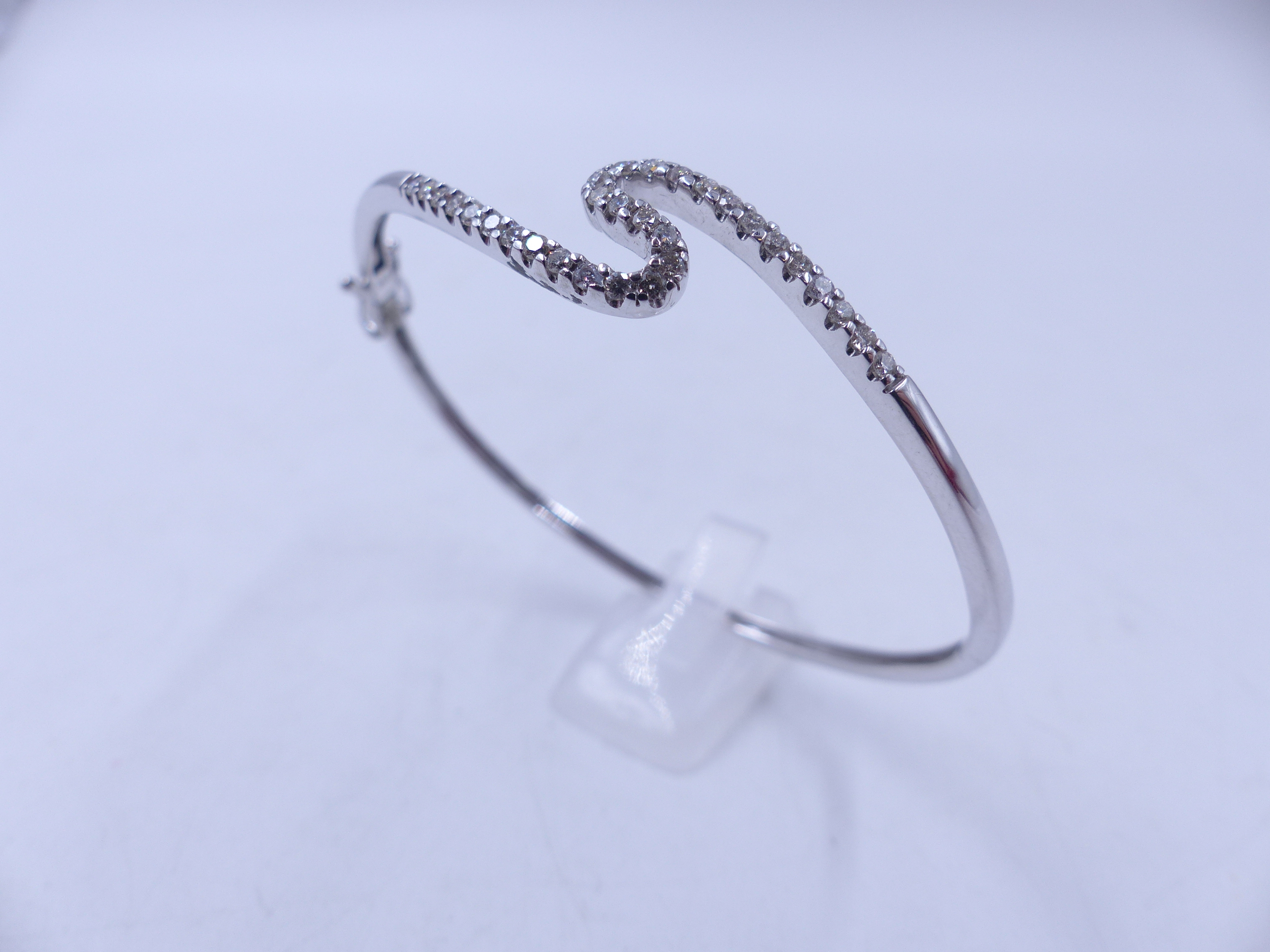 A WHITE METAL (TESTS AS GOLD) DIAMOND HINGED BANGLE COMPLETE WITH TWO FIGURE OF EIGHT SAFETY CLASPS. - Image 2 of 6