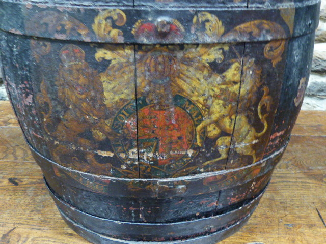 A 19th.C.COOPERED BARREL WITH PERIOD PAINTED ROYAL ARMORIAL. H.53cms. - Image 6 of 11