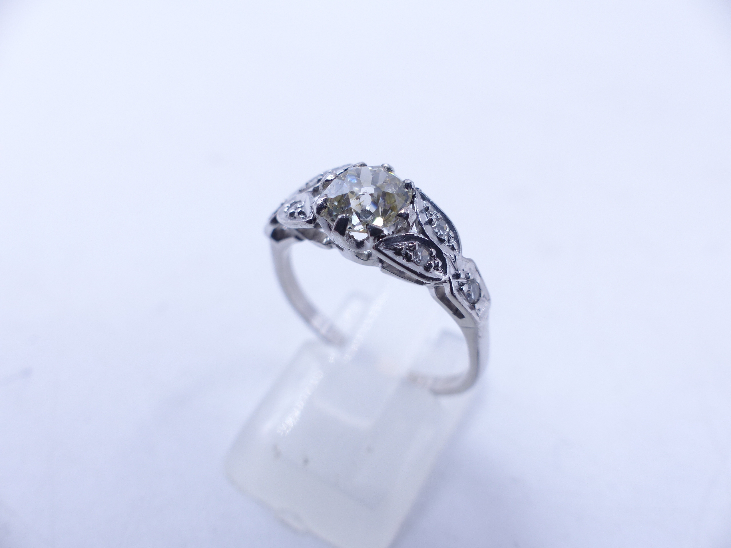 AN 18ct STAMPED OLD CUT DIAMOND RING. THE CENTRAL OLD CUT DIAMOND IS HELD IN AN EIGHT CLAW SETTING - Image 5 of 14