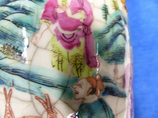 A PAIR OF CHINESE FAMILLE ROSE WARRIOR DECORATED CRACKLE GLAZE VASES WITH APPLIED DRAGON COLLARS AND - Image 27 of 48