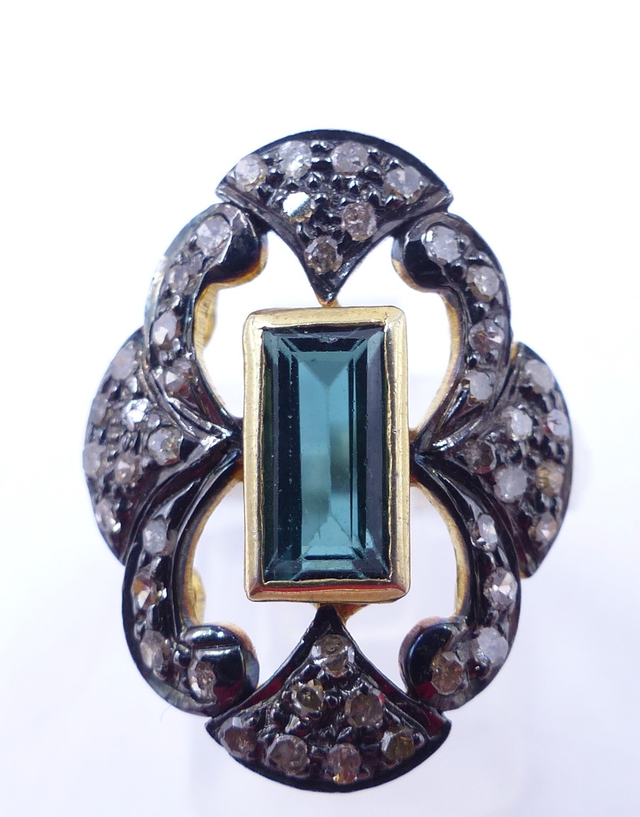 A GREEN TOURMALINE AND FILIGREE SET DIAMOND RING. THE CENTRAL GREEN TOURMALINE IS AN ELONGATED - Image 6 of 19
