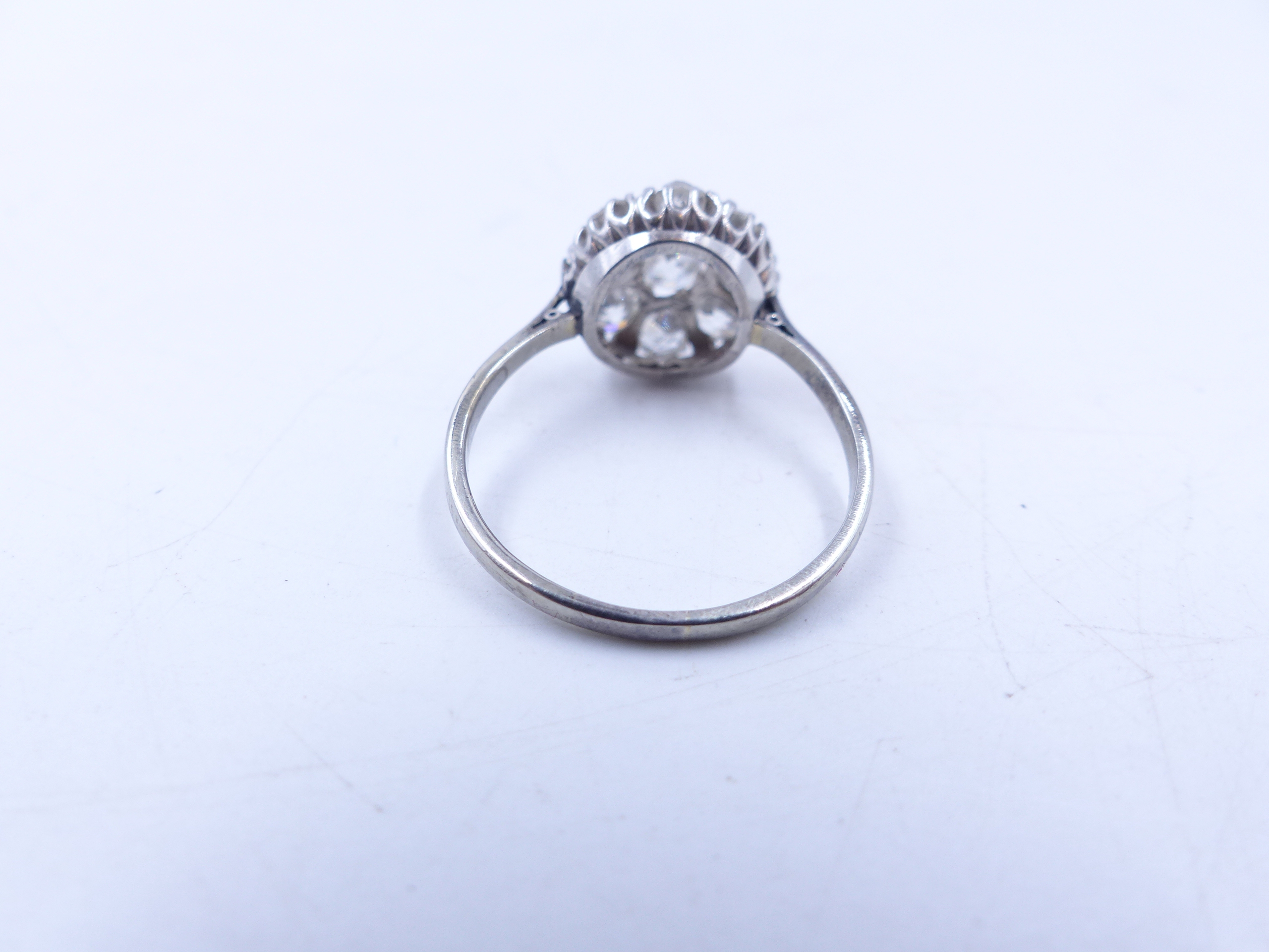 AN OLD CUT DIAMOND CLUSTER RING IN A WHITE METAL SETTING (TESTED AS WHITE GOLD). THE CENTRAL DIAMOND - Image 9 of 11