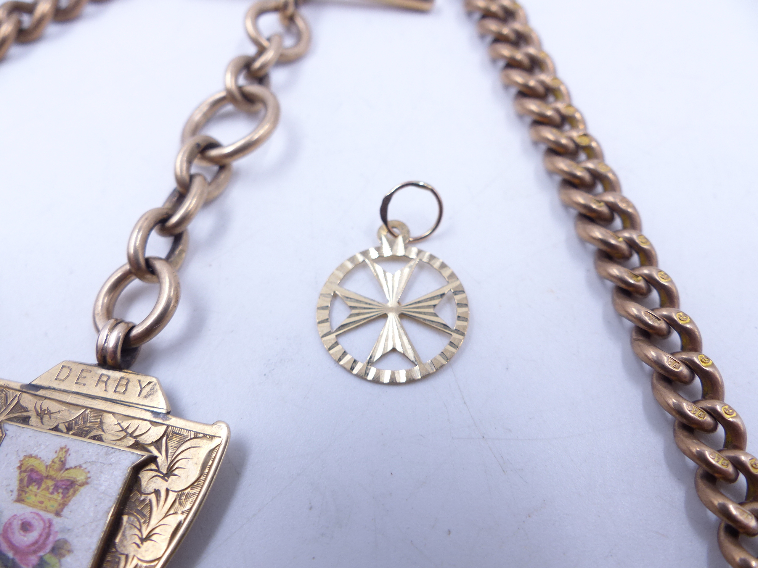 A VICTORIAN OLD GOLD GRADUATED CURB WATCH CHAIN COMPLETE WITH T-BAR AND FITTED AT ONE END WITH A - Image 8 of 18