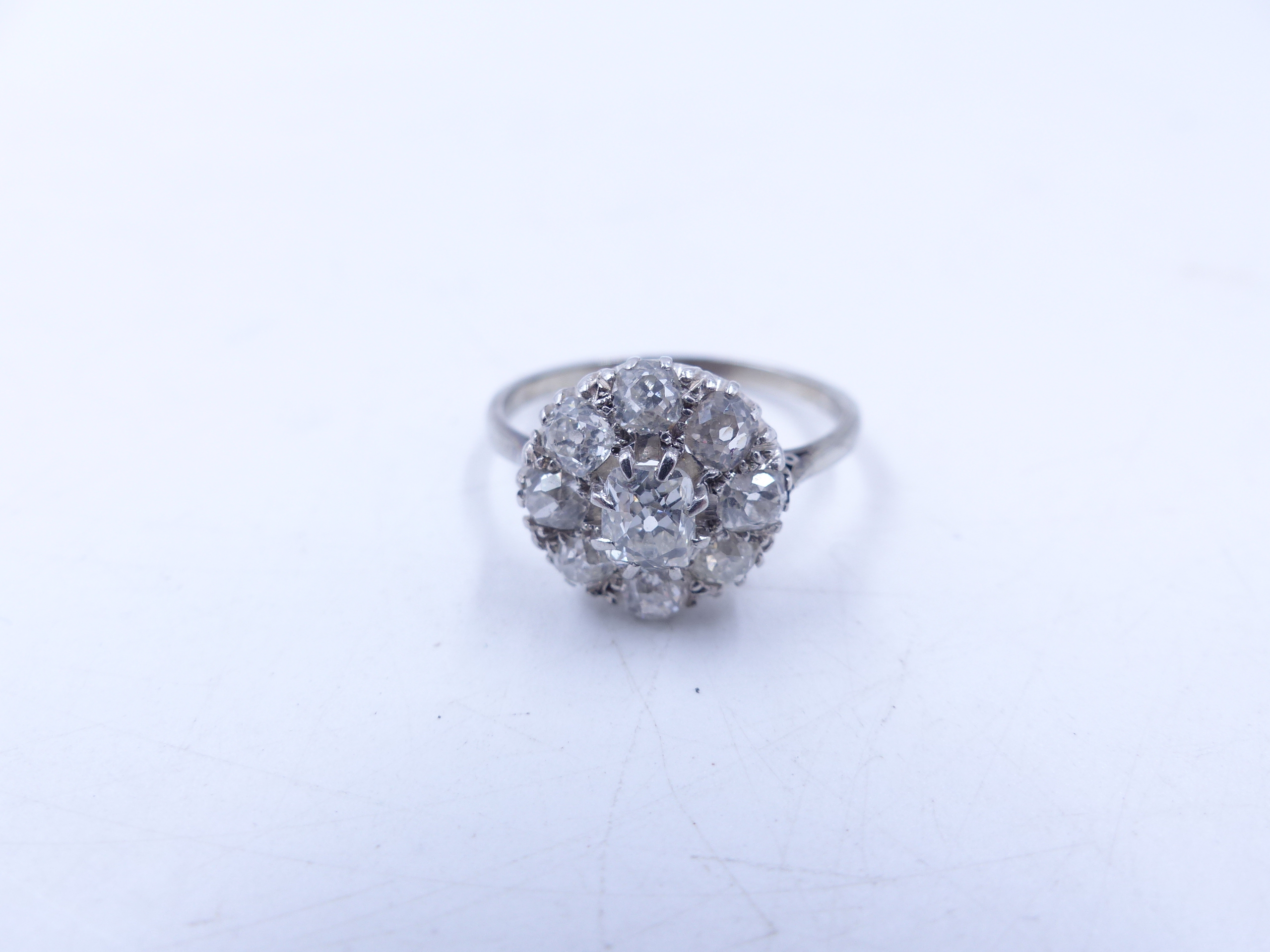 AN OLD CUT DIAMOND CLUSTER RING IN A WHITE METAL SETTING (TESTED AS WHITE GOLD). THE CENTRAL DIAMOND - Image 6 of 11
