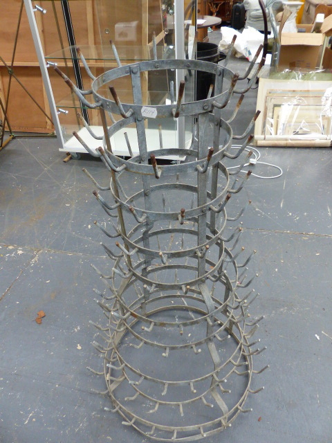 A VINTAGE GALVANISED BOTTLE DRYING RACK. - Image 4 of 5