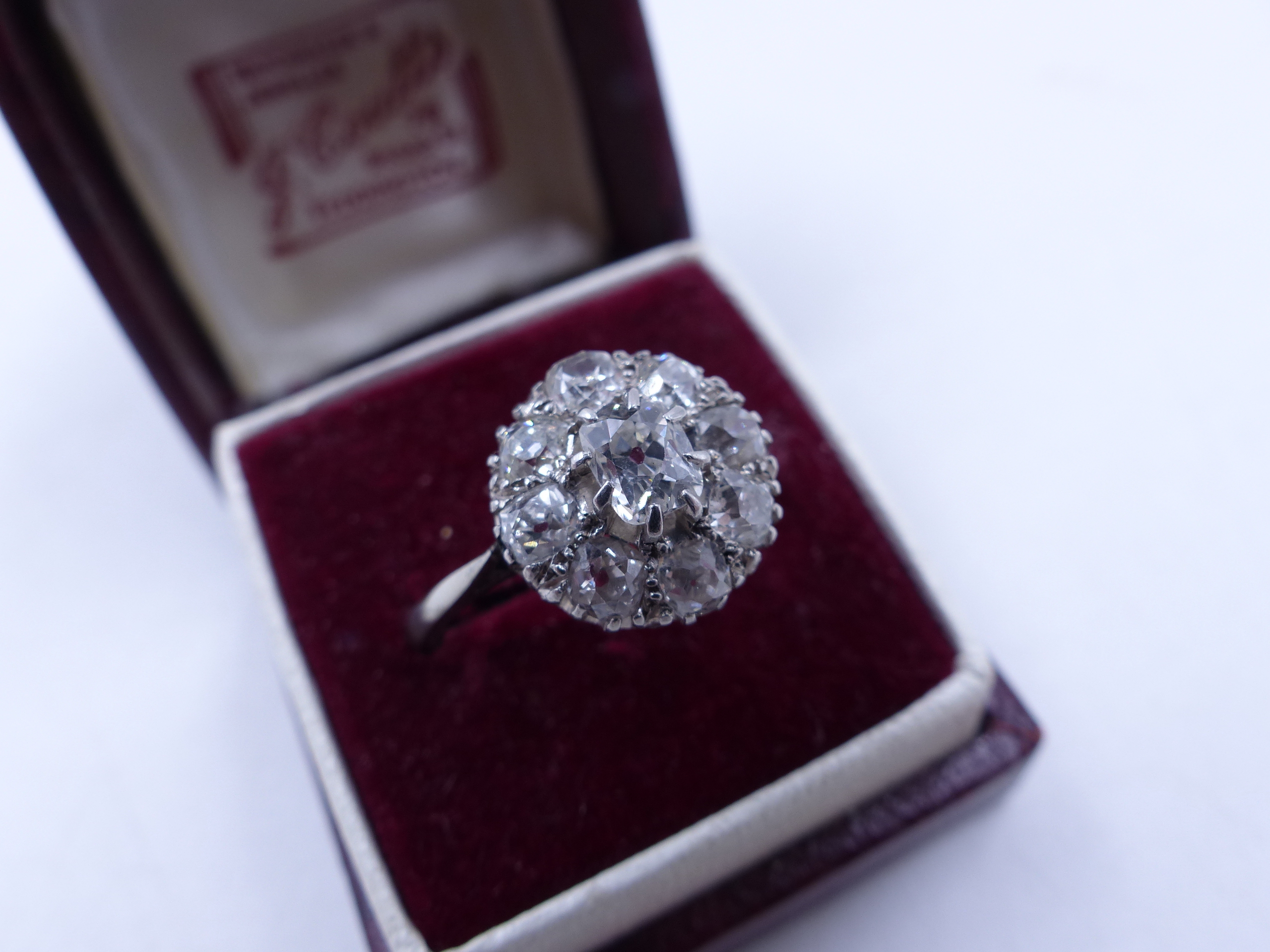 AN OLD CUT DIAMOND CLUSTER RING IN A WHITE METAL SETTING (TESTED AS WHITE GOLD). THE CENTRAL DIAMOND - Image 11 of 11