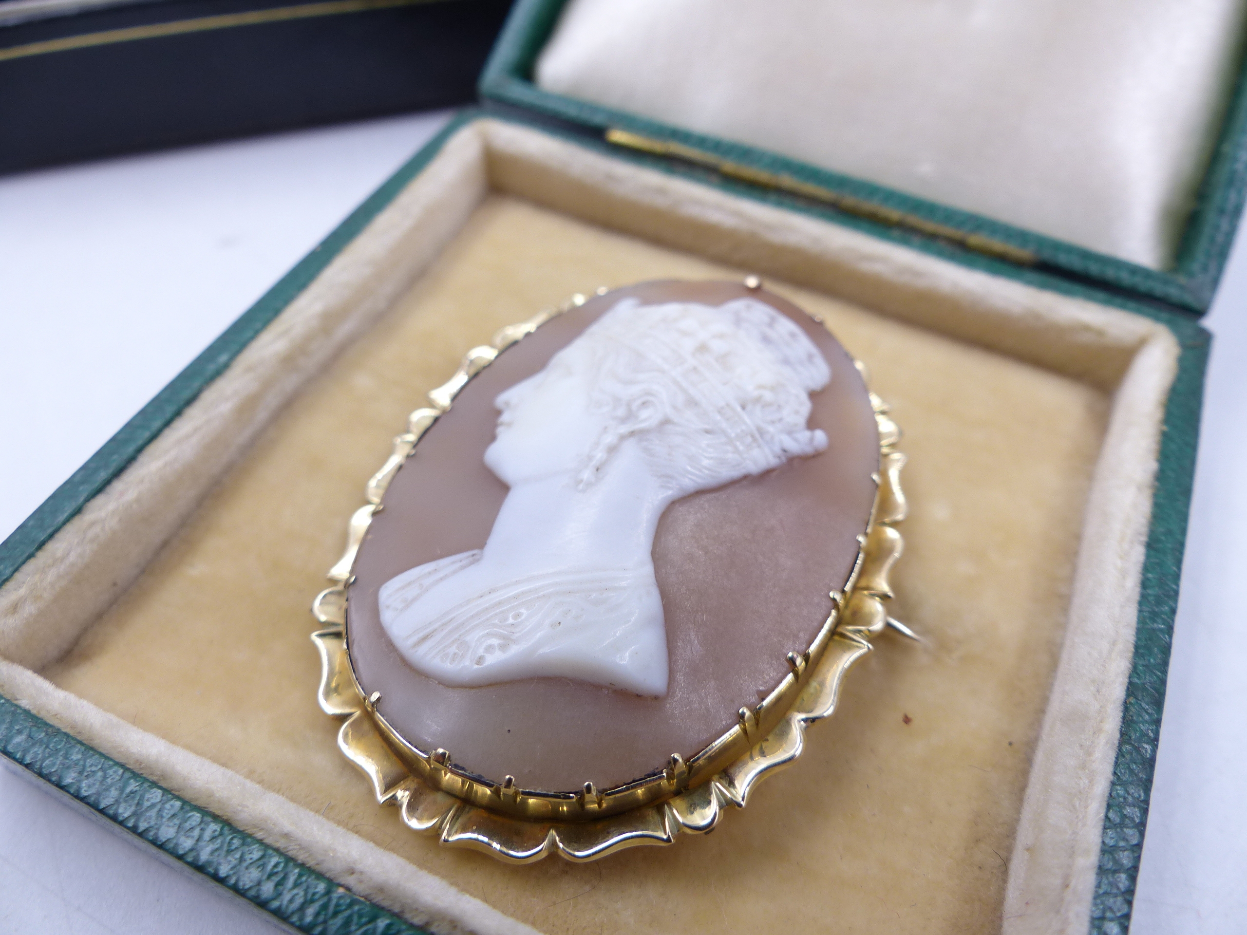 A PORTRAIT CAMEO BROOCH FACING LEFT POSSIBLY OF QUEEN VICTORIA IN A FLUTED YELLOW METAL SETTING, - Image 3 of 12