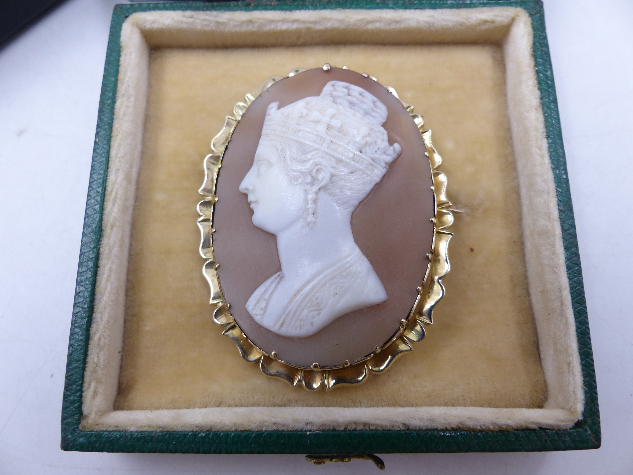 A PORTRAIT CAMEO BROOCH FACING LEFT POSSIBLY OF QUEEN VICTORIA IN A FLUTED YELLOW METAL SETTING, - Image 2 of 12