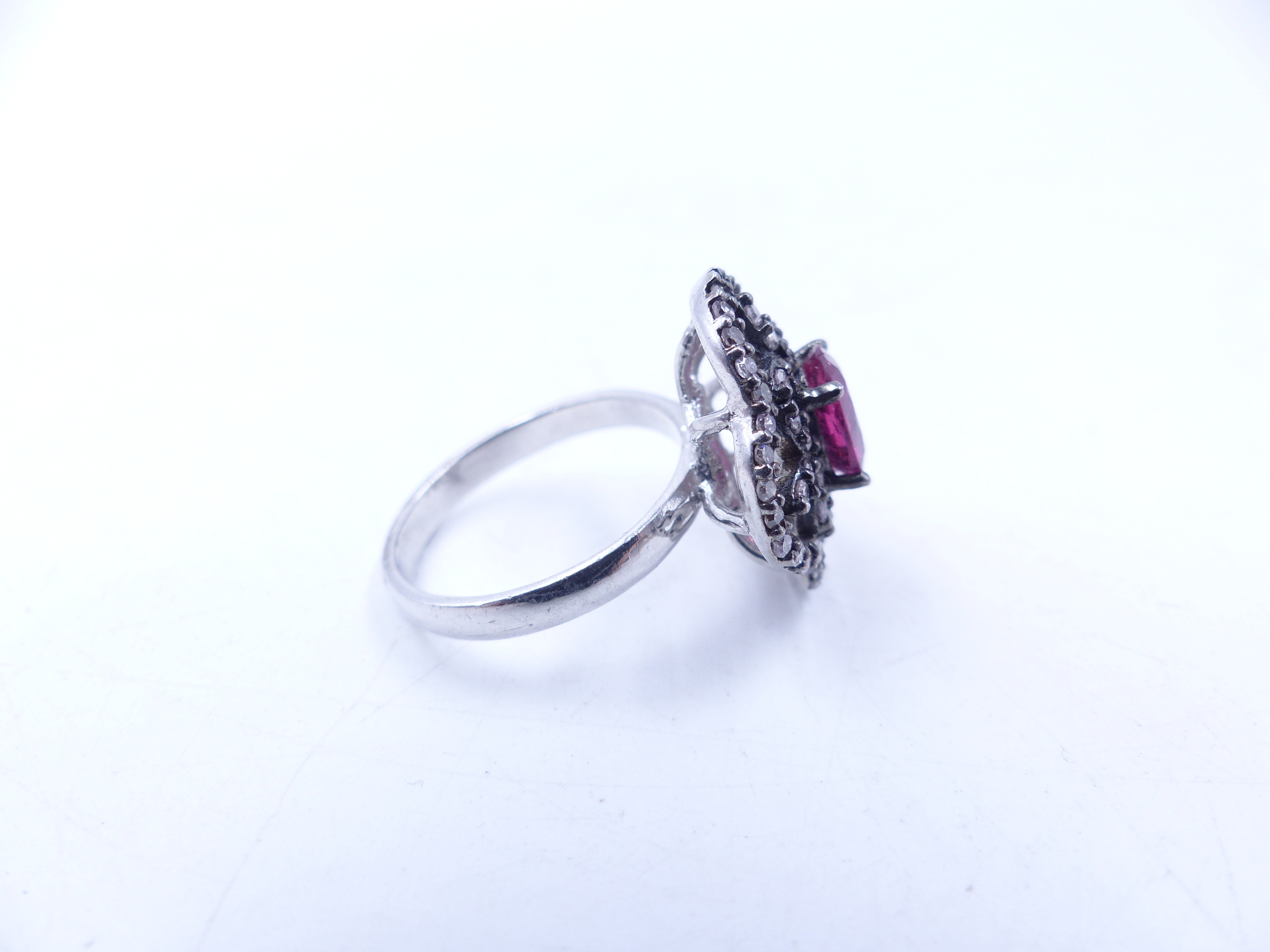 A PINK TOURMALINE AND DIAMOND OPEN WORK FILIGREE RING SET IN A WHITE METAL MOUNT,THE CENTRAL PINK - Image 7 of 17