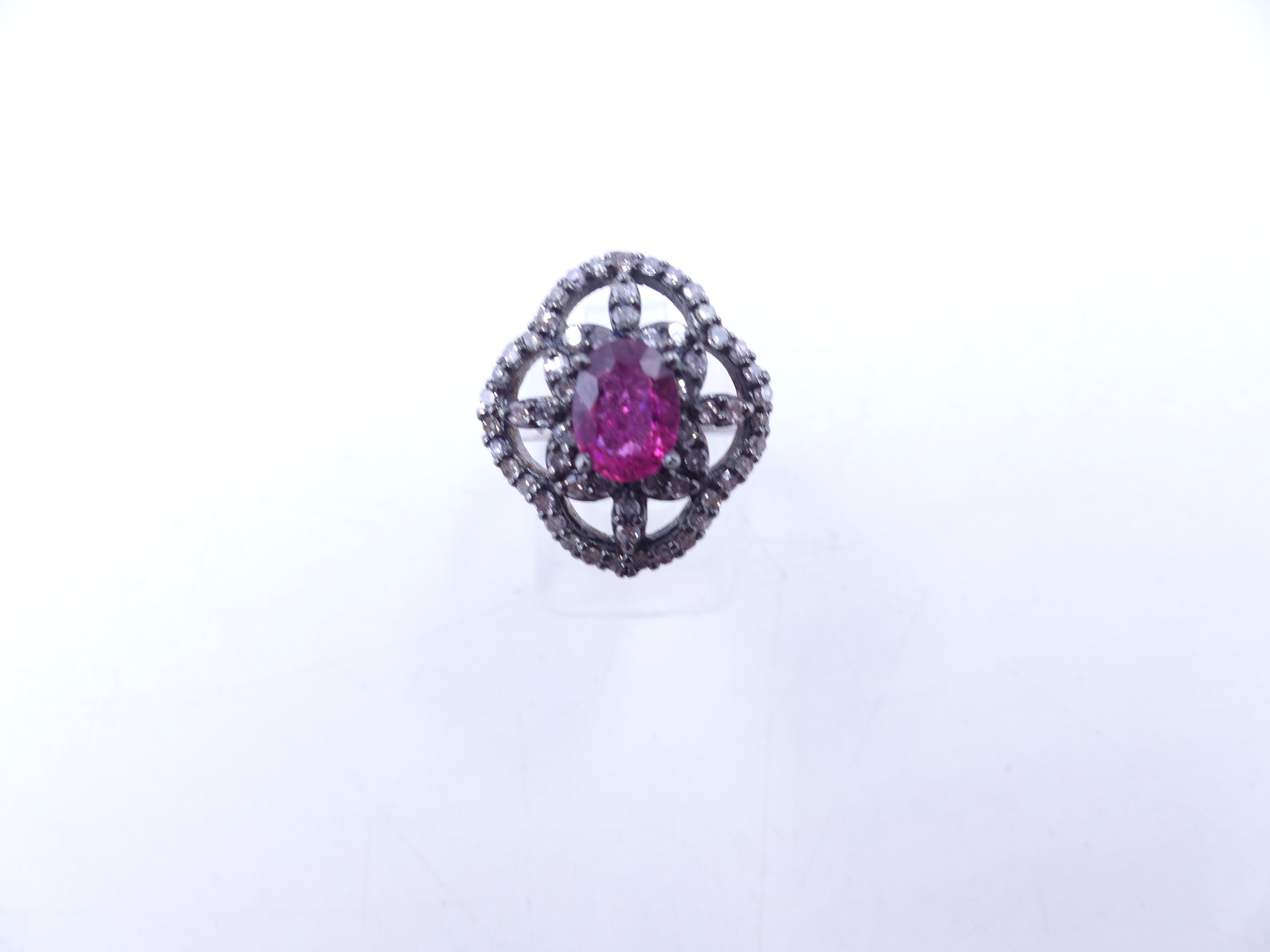 A PINK TOURMALINE AND DIAMOND OPEN WORK FILIGREE RING SET IN A WHITE METAL MOUNT,THE CENTRAL PINK - Image 17 of 17